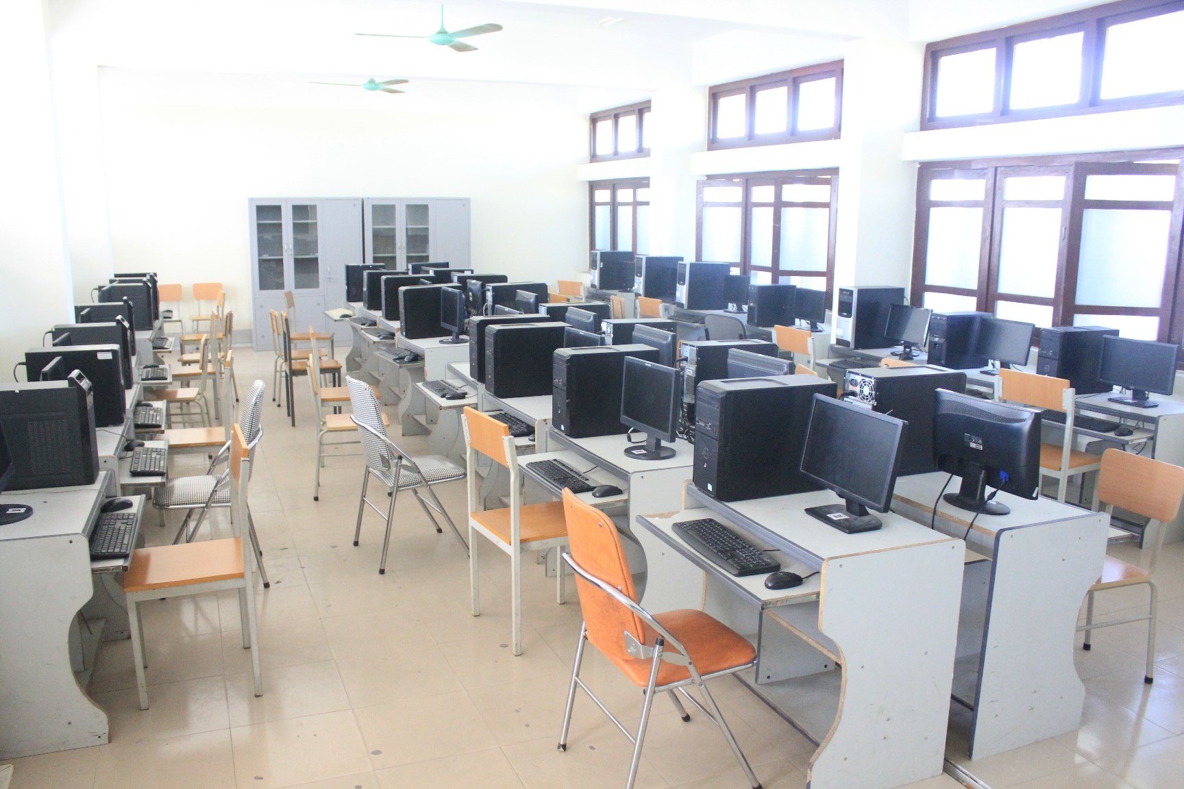 Chiều ngày 28/5, máy chủ tại khu vực A0 gồm 8 phòng phục vụ thi đã được lắp đặt xong, 