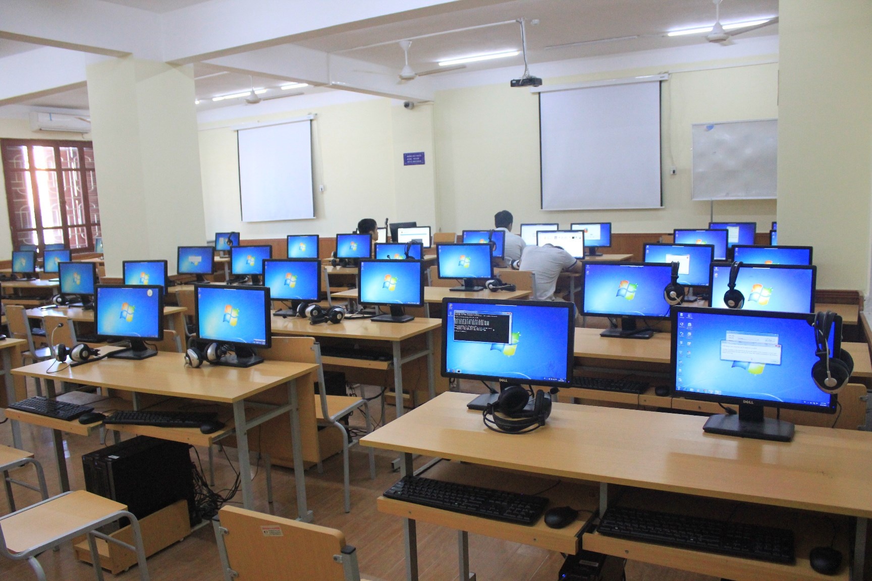 Thầy Nguyễn Thế Tân, Phó giám đốc trung tâm thực hành thí nghiệm, Trường ĐH Vinh cho biết, tại cụm thi trường ĐH Vinh, đơn vị đã chuản bị 411 máy tính và 40 máy dự phòng được bố trí ở 14 phòng tại trường ĐH Vinh để phục vụ kỳ thi đánh giá năng lực thí sinh do Trường ĐH Quốc gia Hà Nội tổ chức. 