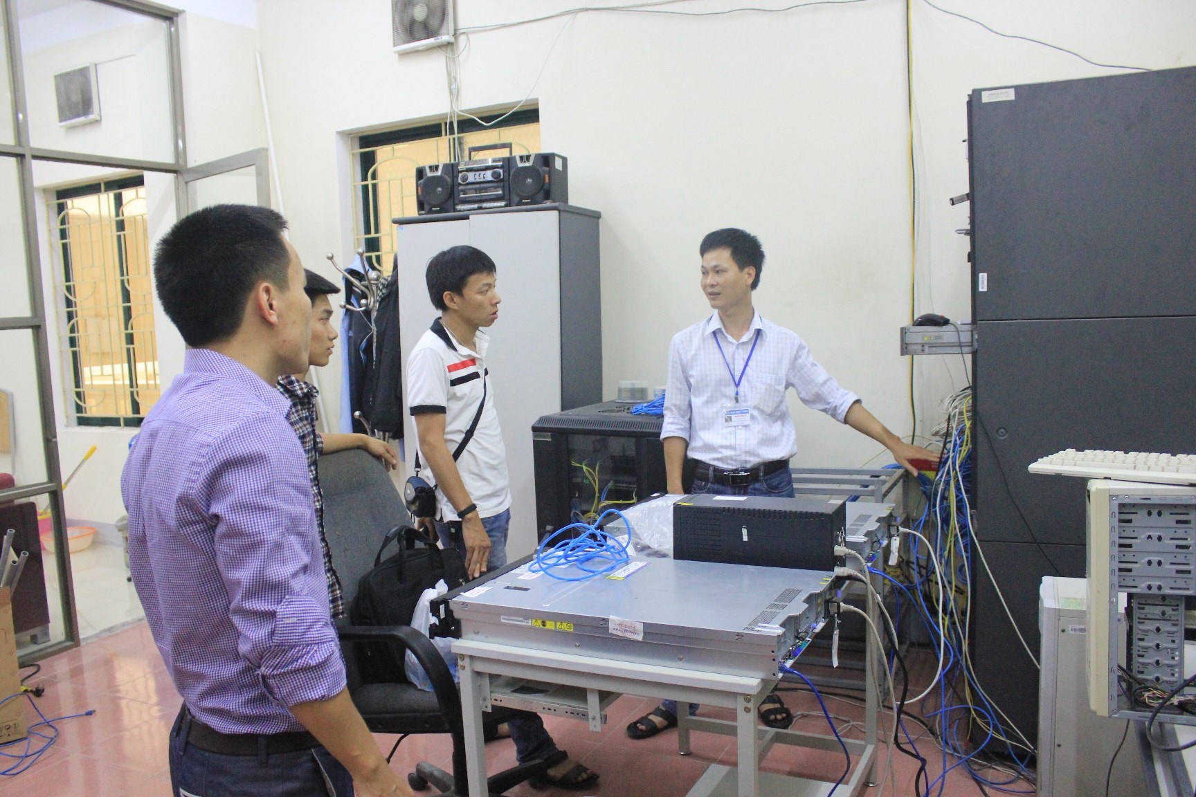 Máy chủ lắp đặt tại khu vực thư viện trường ĐH Vinh phục vụ cho 6 phòng thi. Đây là nơi phát đi các đề thi và các thí sinh sẽ làm bài trên máy tính.