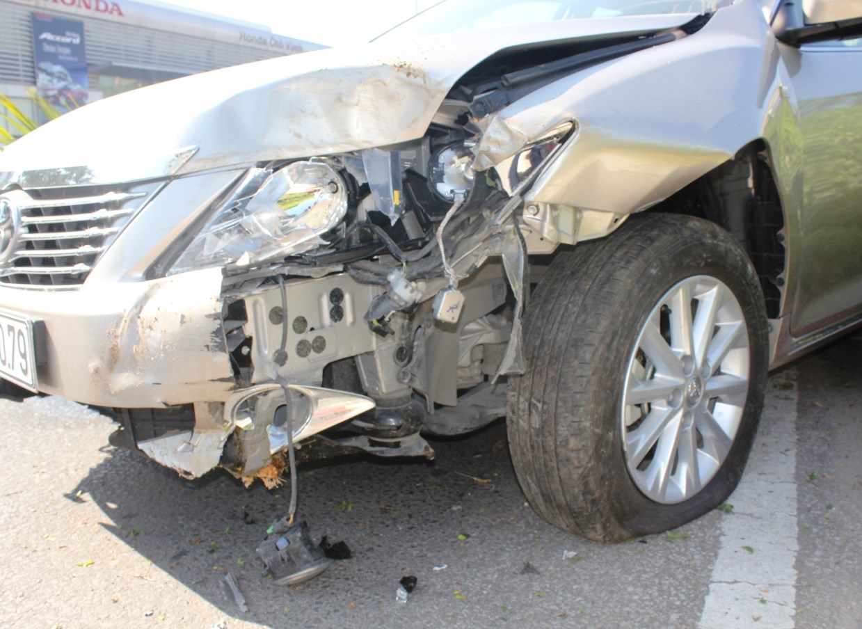 Camry keo le xe may, huc do cay tren dai phan cach hinh anh