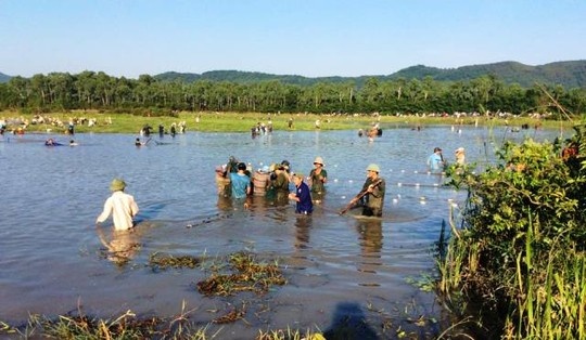 Hằng năm, vào khoảng cuối tháng 5, mỗi khi mùa màng thu hoạch xong, hàng ngàn người dân xã Xuân Viên (Nghi Xuân, Hà Tĩnh) và một số xã lân cận khác tổ chức ngày hội đánh cá Đồng Hoa.