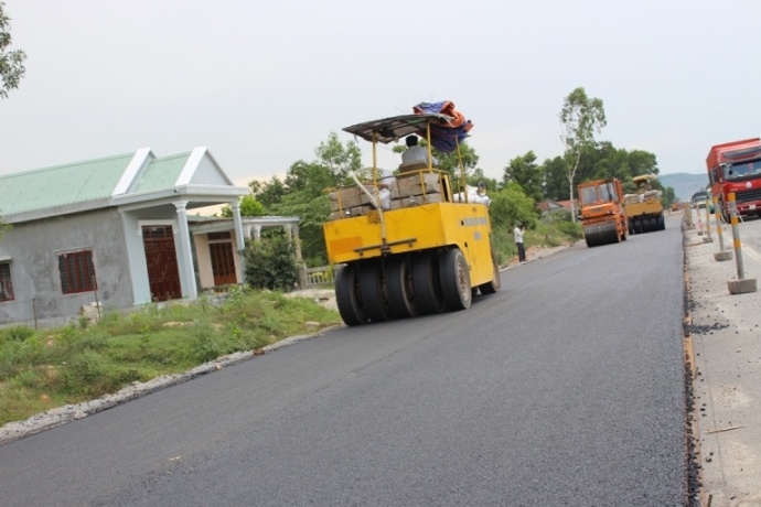 Nu sinh di bo qua duong bi xe lu can hinh anh