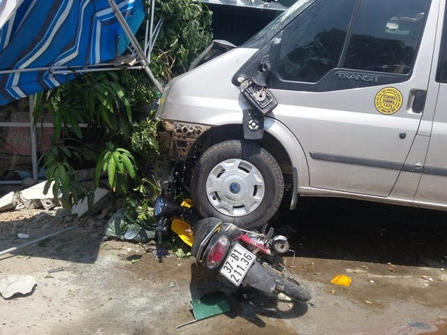 Xe Howo tong oto 16 cho lao vao rap dam tang hinh anh