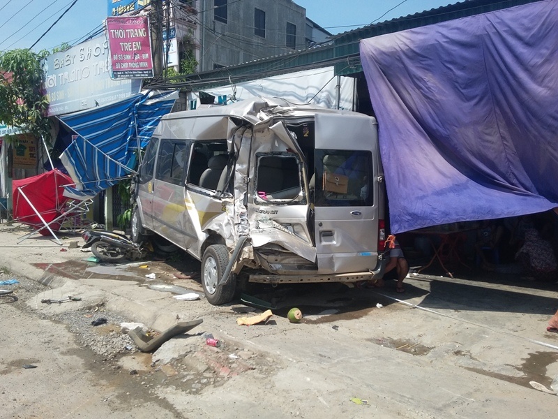 Hiện trường xe 16 chỗ bị xe Howo đâm từ phía sau lao lên dỉa hè rồi đâm vào nhà người dân.