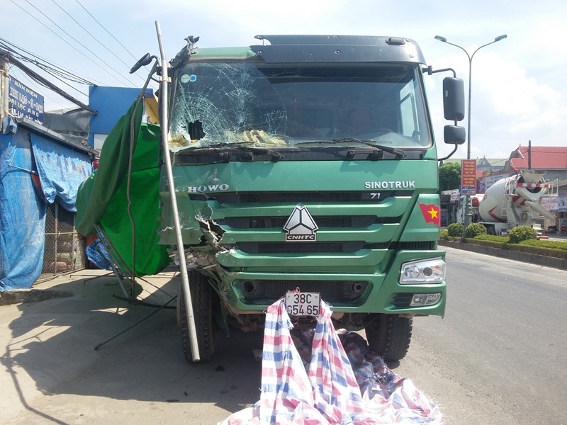 Xe Howo bị rạn nứt kính chắn gió phía trước, có một vết đâm, cabin hư hỏng. Ảnh: Hồng Bình.