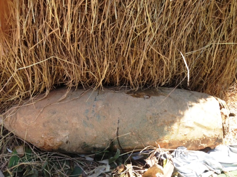 Dao dat dap duong, phat hien qua bom chua kich no. hinh anh