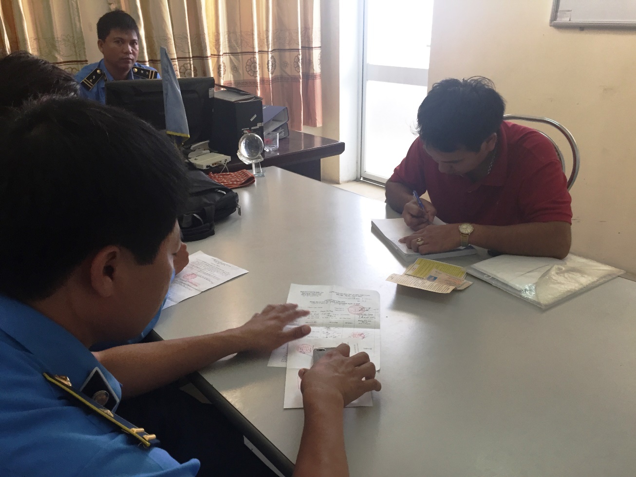 Lực lượng chức năng đang lập biên bản đối với nhà xe Thịnh Minh. Ảnh: Do Thanh tra giao thông cung cấp.