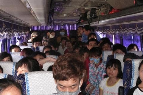 Xe 32 cho nhoi nhet 60 khach hinh anh