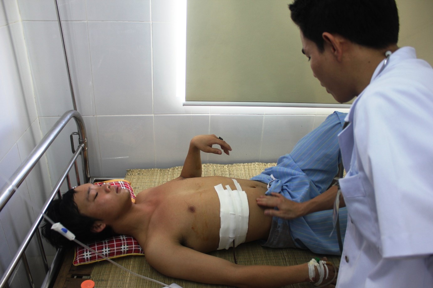 Khach dam thung bung nhan vien ban ve xe buyt hinh anh