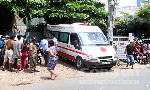 Bao ve 86 tuoi chet trong tu the treo co tren cay bang hinh anh