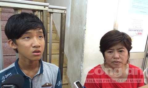 Bi phong den, chay het toc vi nghe dien thoai luc co sam set hinh anh