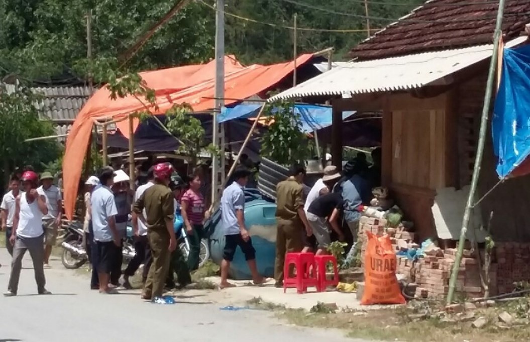 Khoi to nguoi phu nu cuong ghen, dung dao cua co tinh dich hinh anh