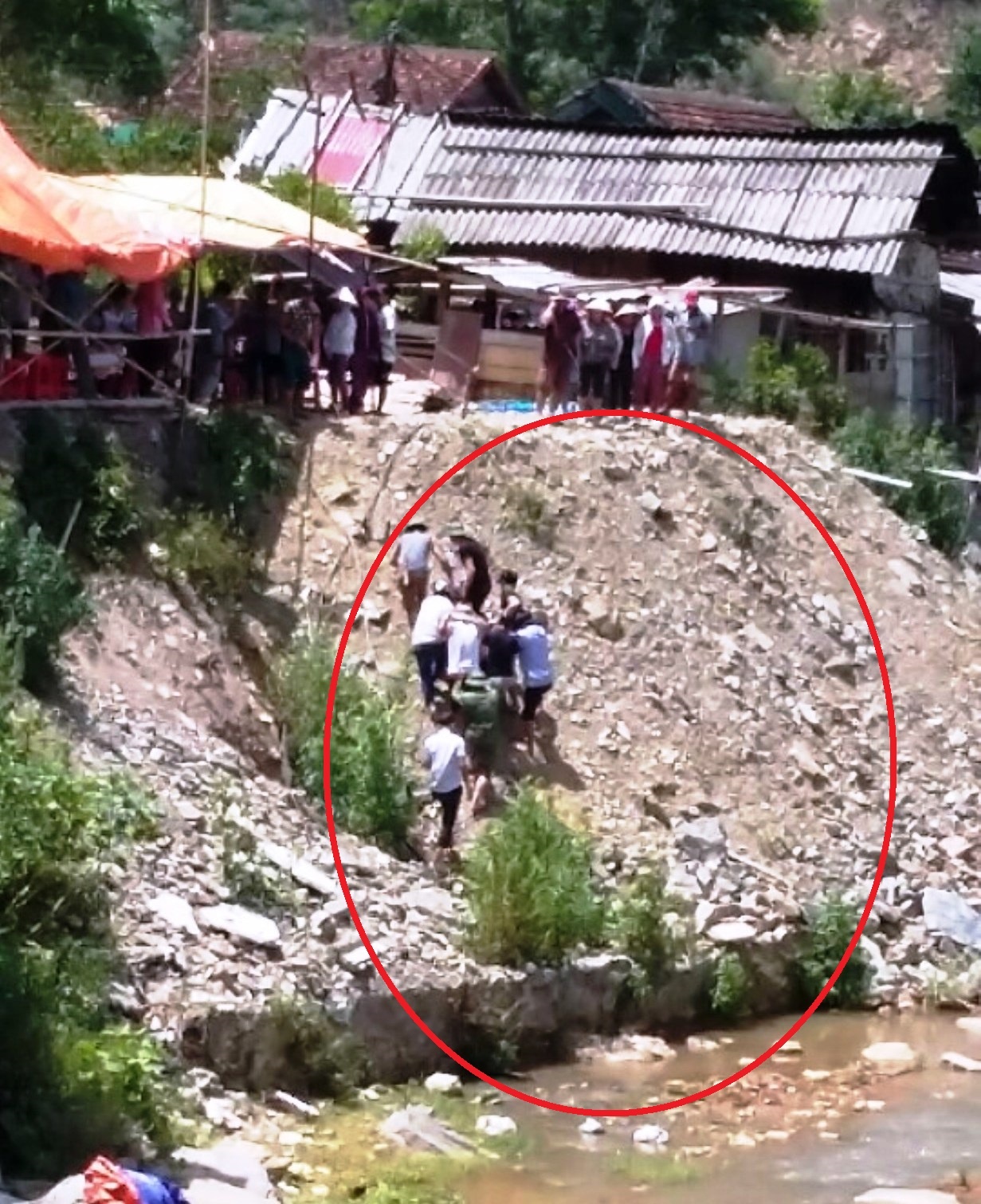 Vị trí nơi chị Ngoan rơi xuống suối nước (vòng tròn đỏ). Ảnh: N. Mạn.