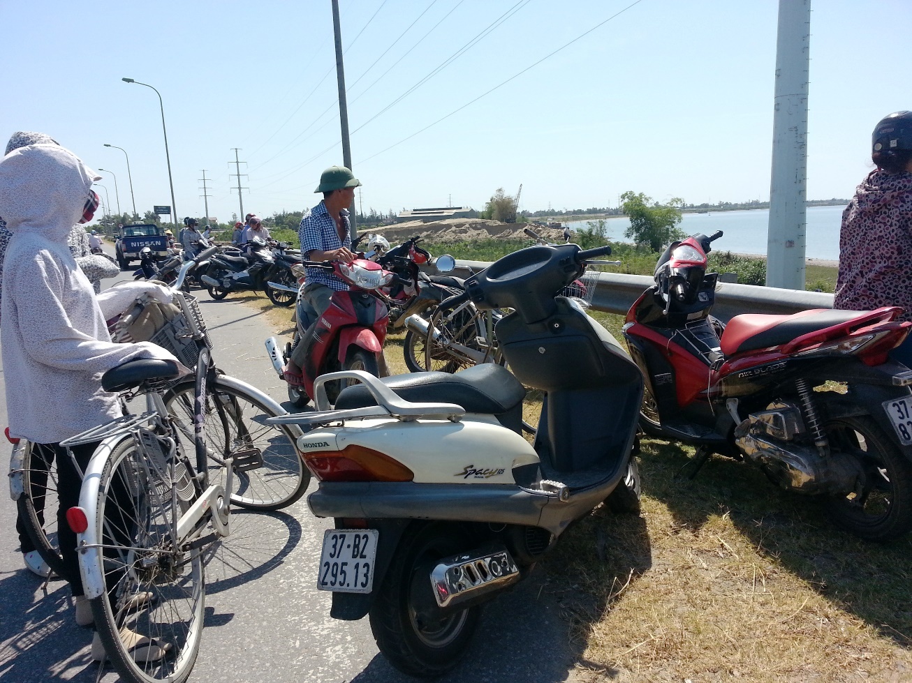 Thi the thanh nien co vet dam o bung dat vao bo song hinh anh