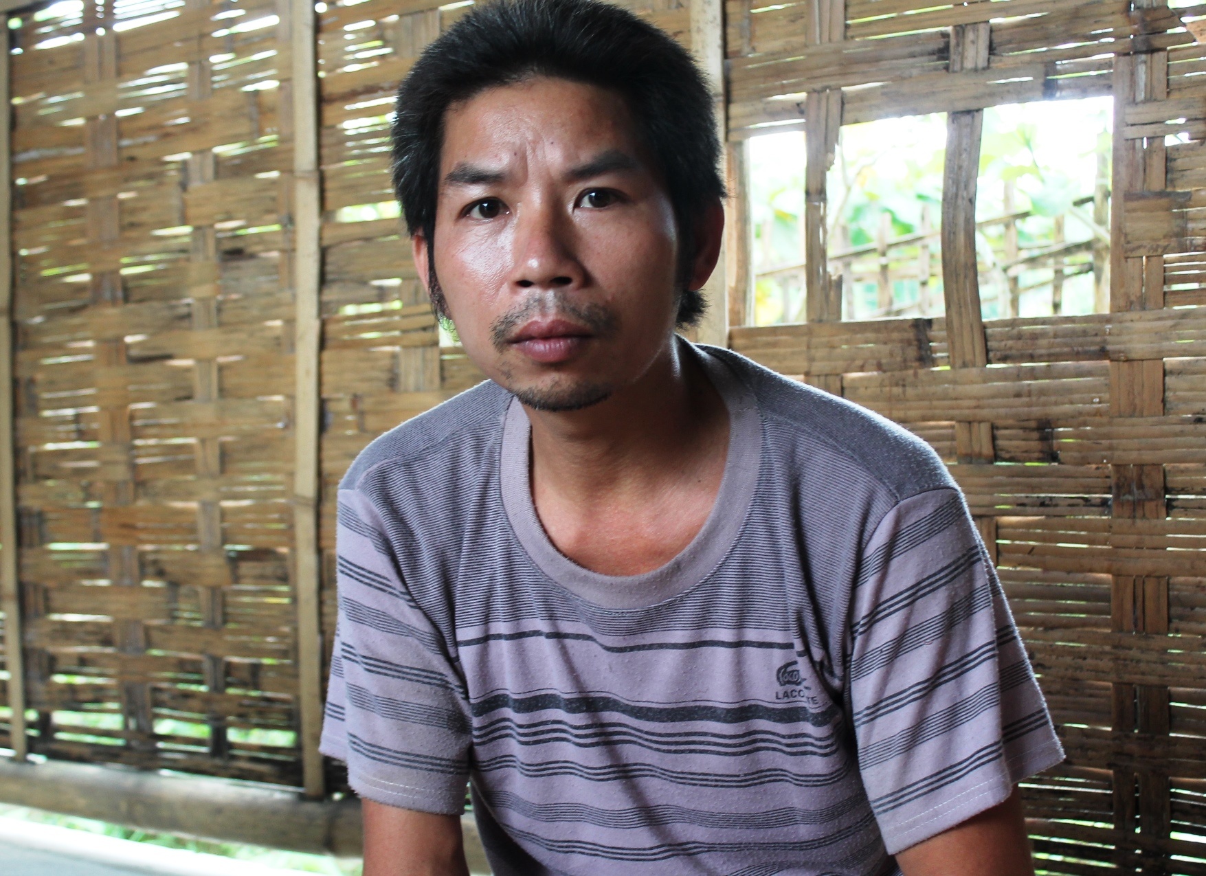 Anh Giang cho biết, hoàn cảnh gia đình rất khó khăn nên không có tiền đưa con đi bệnh viện để chữa trị. Ảnh: P.H.