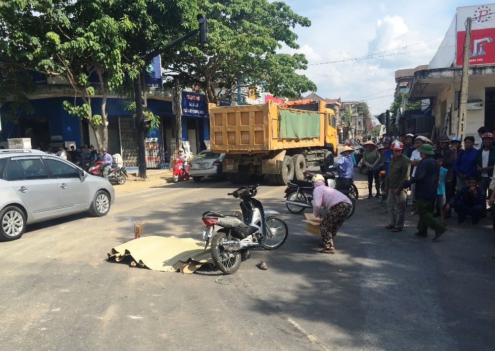 Oto tai tong roi can qua nguoi phu nu trung nien hinh anh