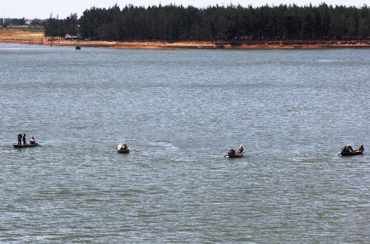 De lai xe tay ga, dien thoai iPhone roi nhay cau tu tu hinh anh