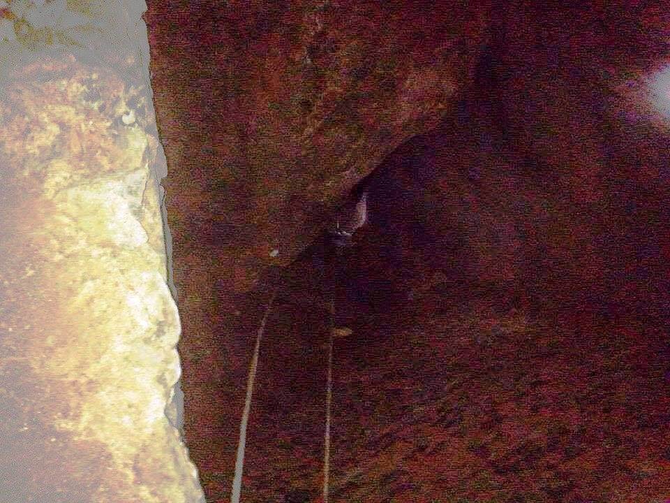 Hang sâu nơi anh Tâm bị rơi xuống. Lực lương cứu hộ phải dùng dây thừng đu người xuống hang rồi đưa nạn nhân lên. Ảnh: Người dân cung cấp.