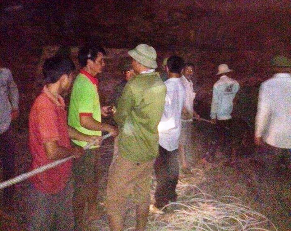 Hàng chục người dân xã Mỹ Sơn phối hợp với các chiến sĩ Phòng cảnh sát PCCC số 5 tổ chức tham gia cứu hộ. Ảnh: Do người dân cung cấp.