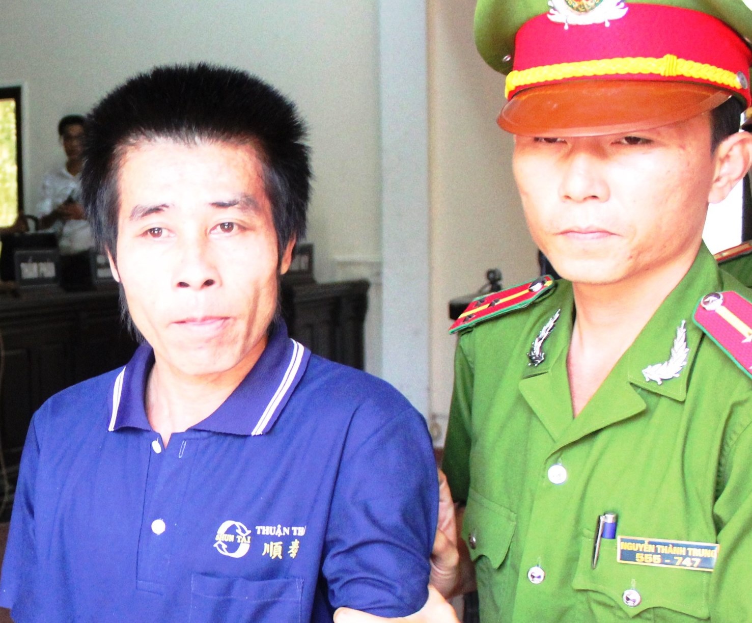 Lam 'chuyen nguoi lon' voi be gai hang xom, linh 18 nam tu hinh anh