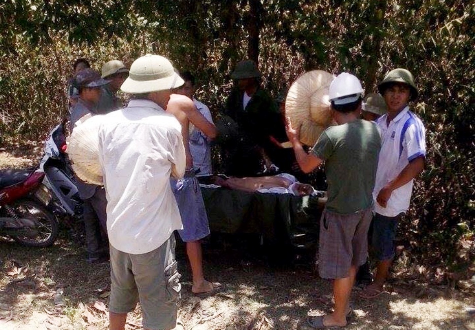 Nạn nhân được đưa lên khỏi hang trong tình trạng đa chấn thương nguy kịch, gãy cổ, chân, tay. Ảnh: Người dân cung cấp.