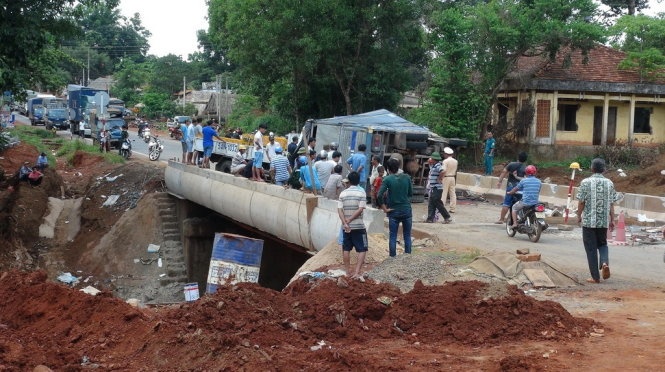 Ba oto tai tong nhau giua cau, quoc lo 14 ket xe nhieu gio hinh anh