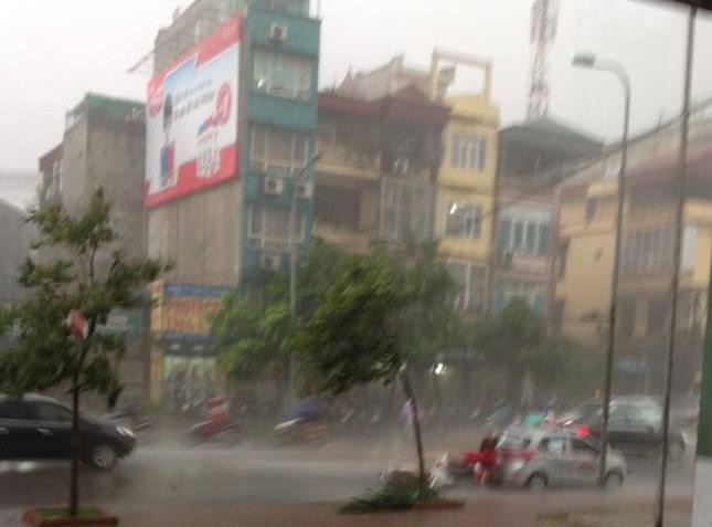 Dong loc lam tan hoang Ha Noi hinh anh