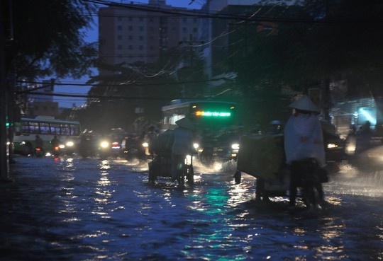 Nước dâng cao khoảng 30 cm trên đường Đinh Bộ Lĩnh, đoạn qua phường 15, quận Bình Thạnh, TP HCM.