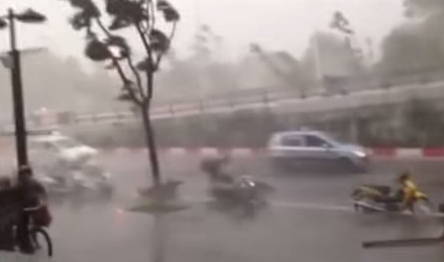 Nguoi dan bo xe may thoat than giua dong loc hinh anh