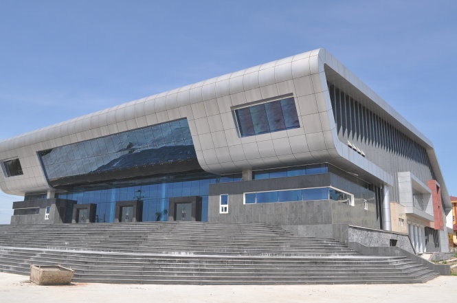 Nha hat tram ty xay do dang hinh anh