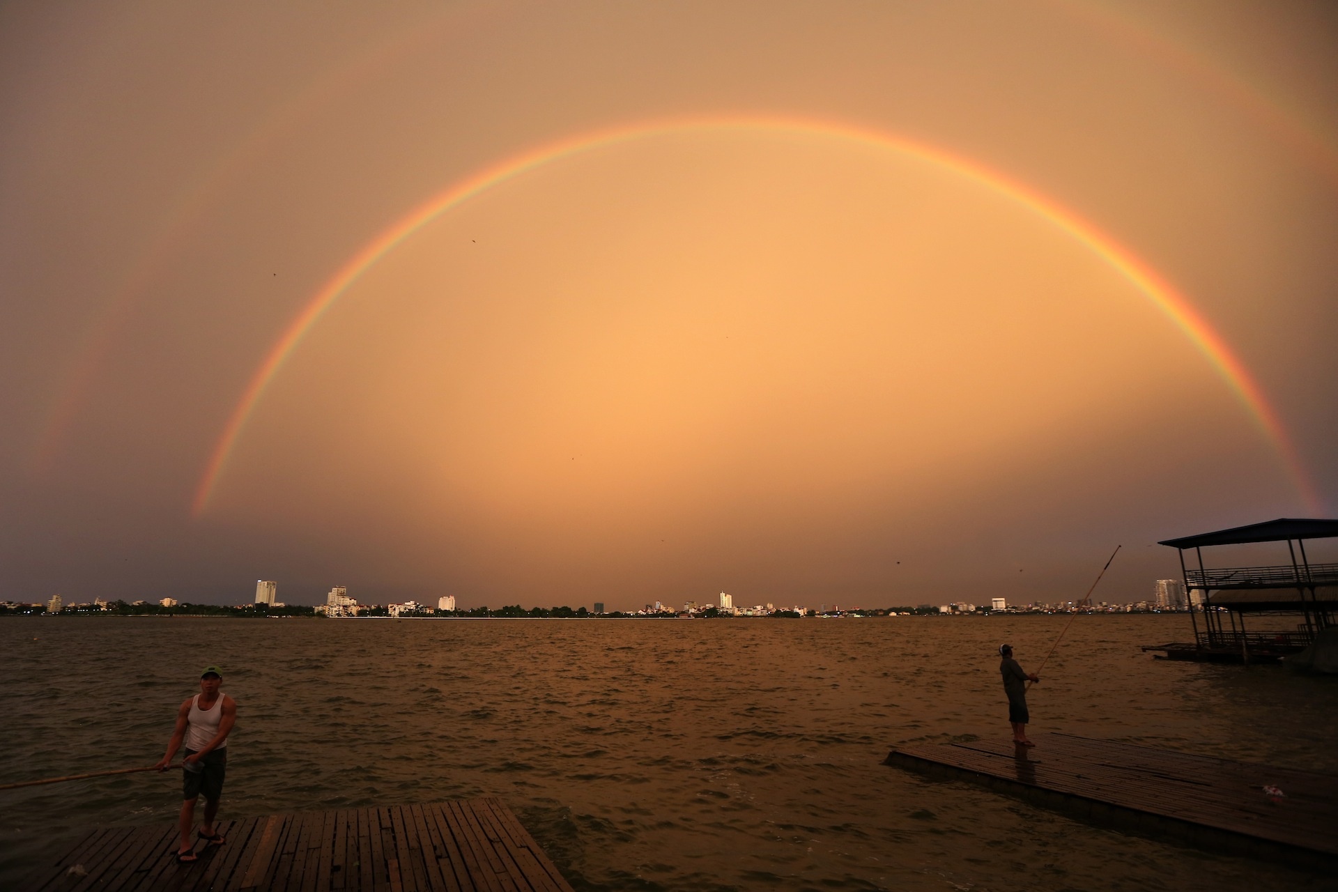 Cau vong kep xuat hien sau con dong o Ha Noi hinh anh