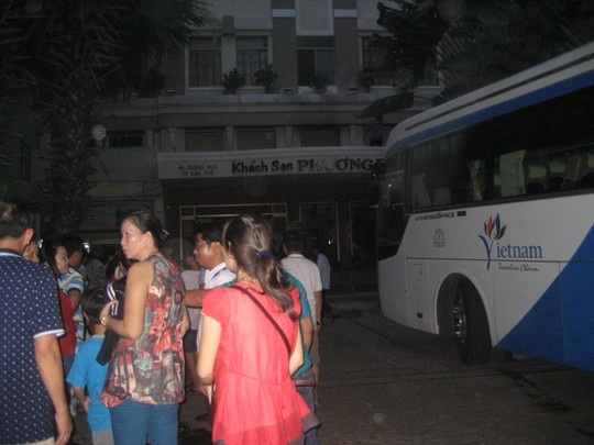 Khach san phat chay, khach thue phong chay tua ra duong hinh anh