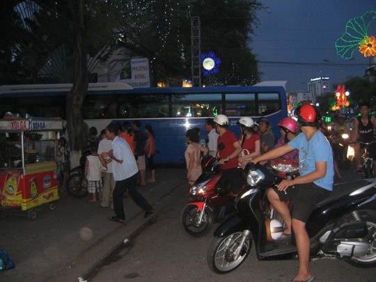 Người đi đường hiếu kỳ dừng xe lại theo dõi, gây ách tắc giao thông.