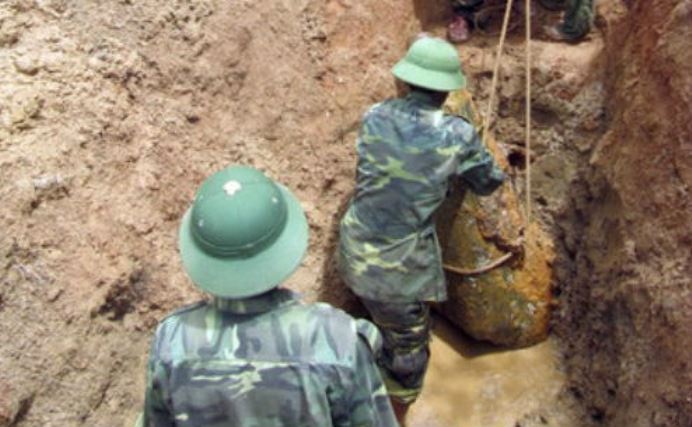 Qua bom nang 400 kg chua kich no nam trong khu dan cu hinh anh