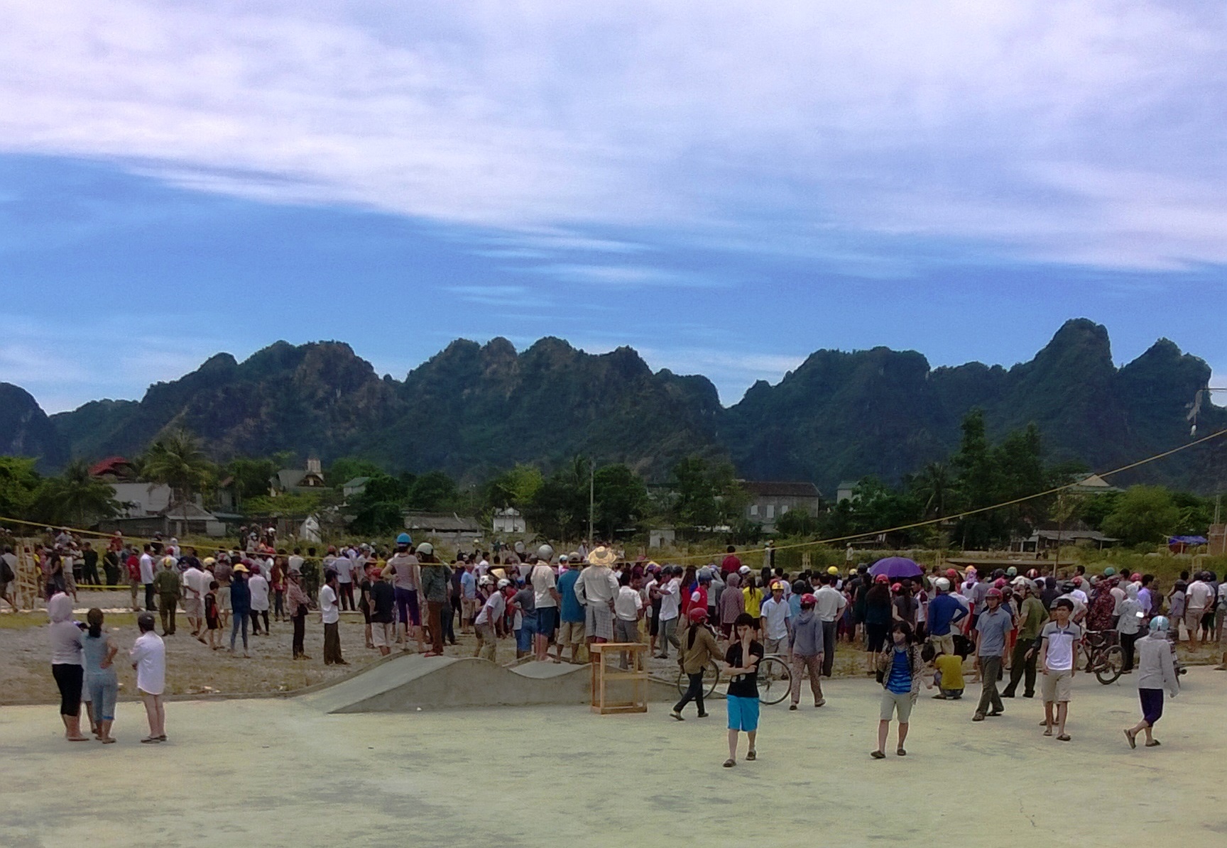 Rất đông người dân tập trung tại hiện trường để theo dõi vụ việc. Ảnh: Xuân Ngọc.