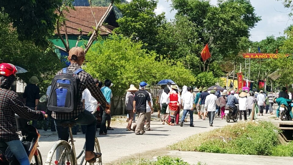 Sáng 16/6, người dân và chính quyền địa phương đã đưa thi thể hai vợ chồng anh Trung về nơi an nghỉ cuối cùng. Ảnh: L.N.