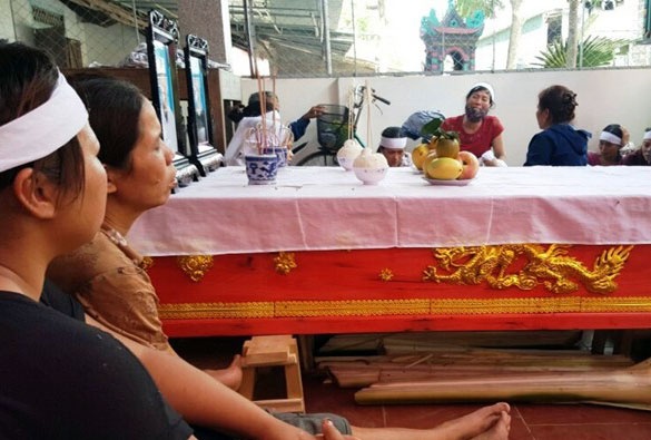 Canh sat dieu tra khoan no cua cap vo chong om min tu sat hinh anh