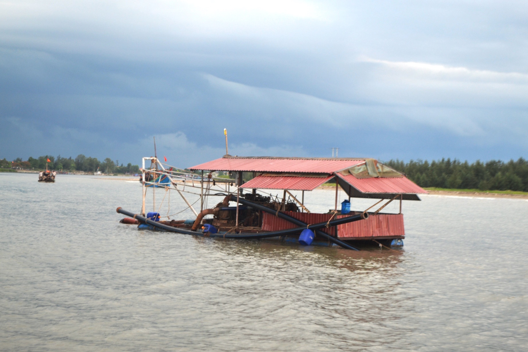 Hai chi em ruot mat tich khi tam bien hinh anh