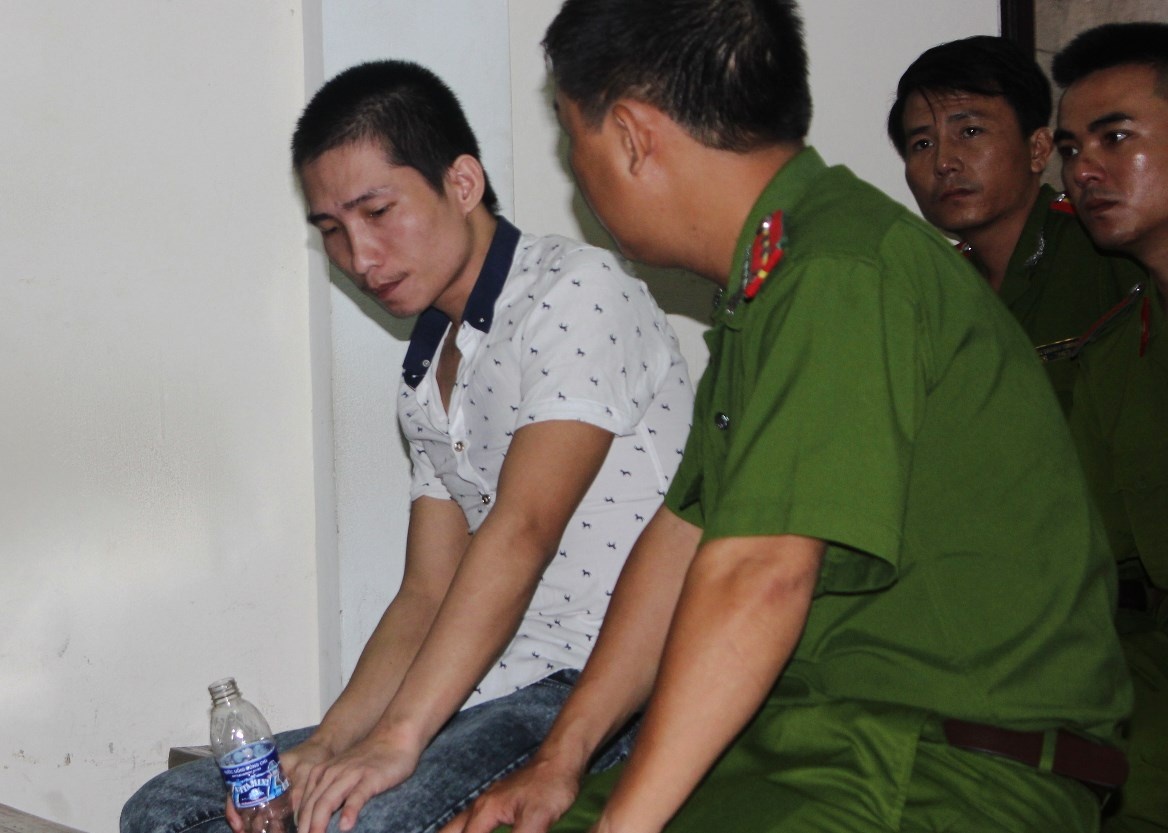 Bị cáo Lê Đức Đệ liên tục kêu mệt, sức khỏe yếu nên cần có sự hỗ trợ của cán bộ y tế trại giam. Ảnh: P.H.