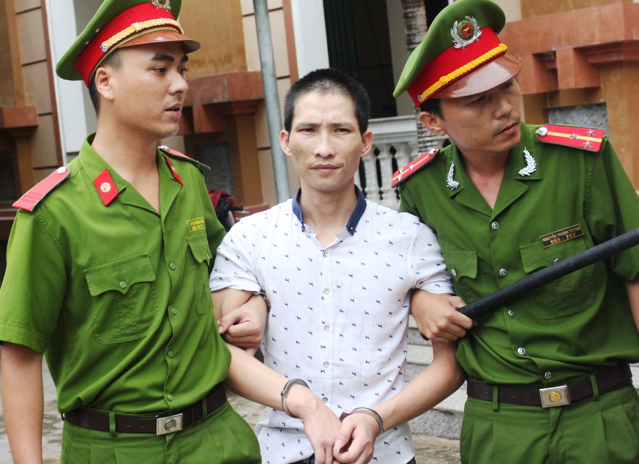 Lê Đức Đệ được lực lượng dẫn giải ra xe đặc chủng. Ảnh: P.H.