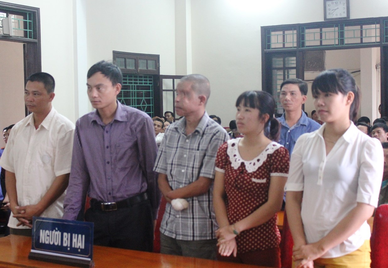 Những bị hại và người nhà có mặt tại phiên tòa. Ảnh: P.H.