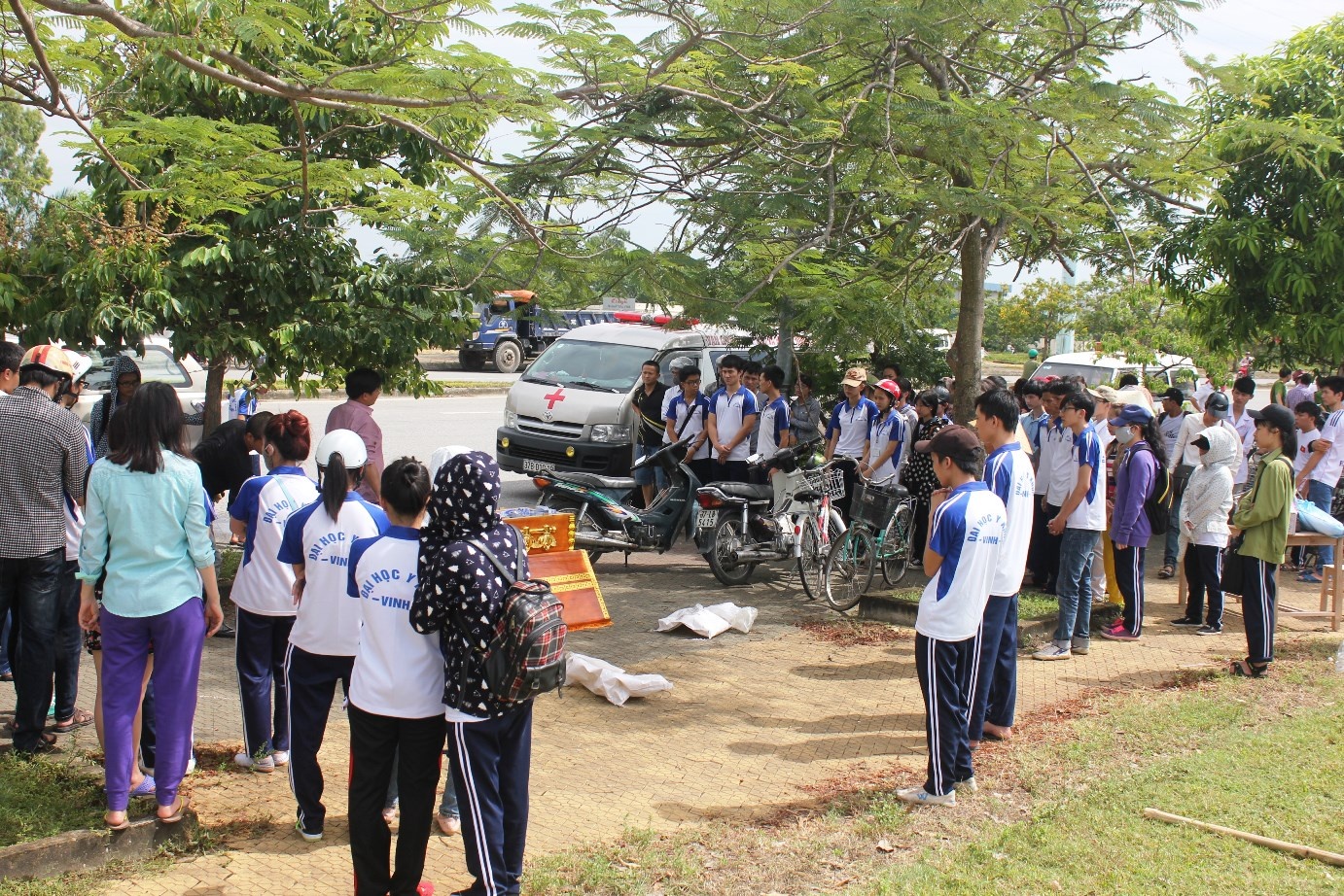 Tổ chức khâm liệm cho nạn nhân xấu số chuẩn bị đưa về làm thủ tục mai táng. Ảnh: Phạm Hòa.