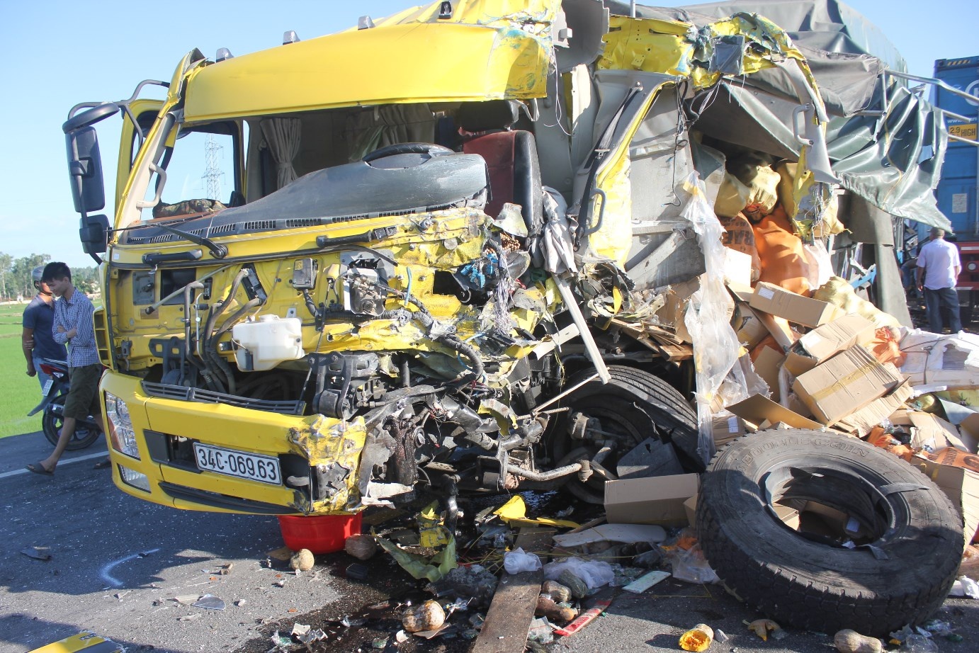 Xe tai tong doi dau container, quoc lo 1A tac 3 km hinh anh