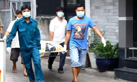 Di lam dong ve phat hien chong treo co giua nha hinh anh