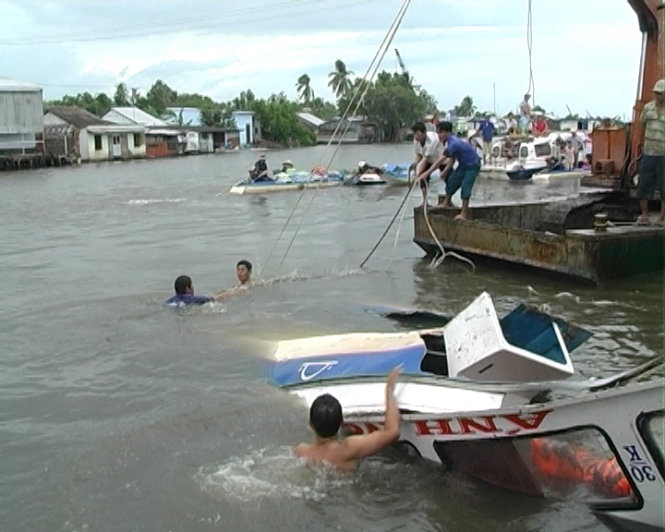 Tau cao toc va cham sa lan, 3 nguoi bi thuong hinh anh