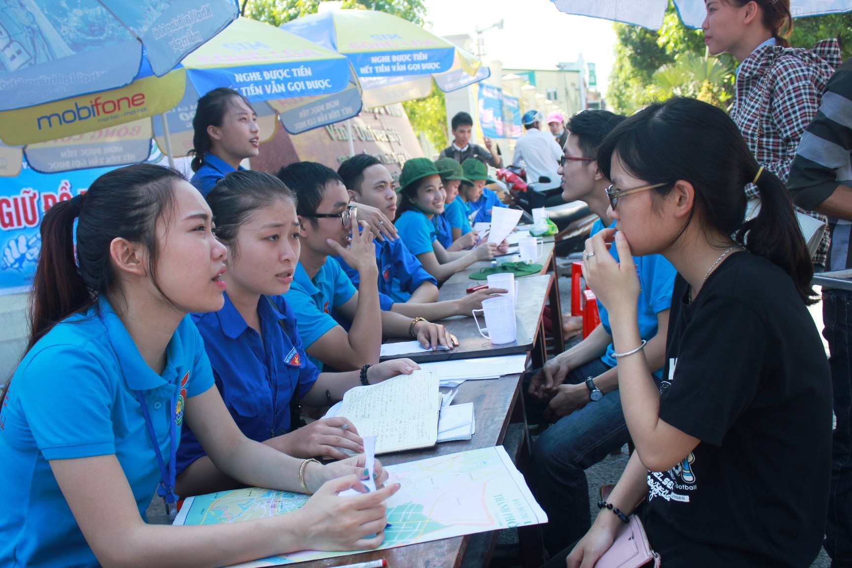 Những em phải đi xa điểm thi trường ĐH Vinh được các tình nguyện viên hướng dẫn nhiệt tình. Ảnh: Phạm Hòa.