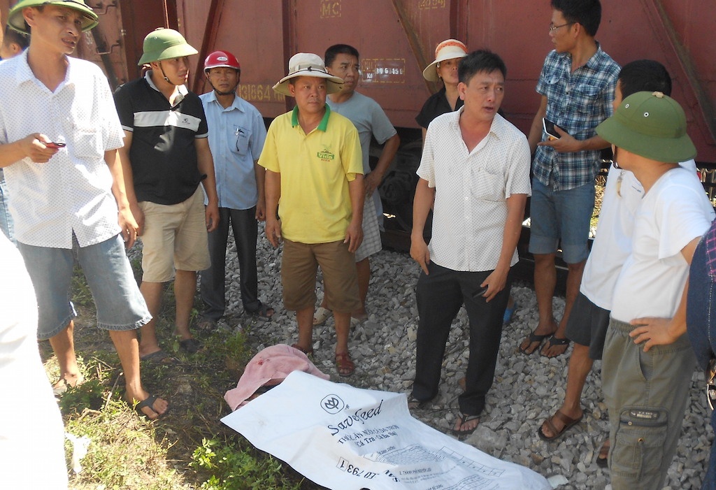 Nguoi dan ong bi tau hoa tong vang 20 m hinh anh