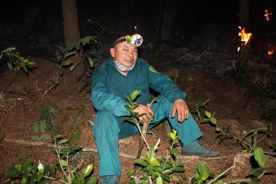 Nhiều người kiệt sức, phải tiếp nước liên tục khi tham gia dập lửa cứu rừng. Đây là vụ cháy rừng thông lớn nhất từ đầu năm đên nay trên địa bàn huyện Yên Thành.  