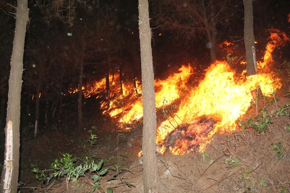 Ngọn lửa bùng lên dữ dội, việc khống chế ngọn lửa gặp nhiều khó khăn. Đến hơn 22h, đám cháy tiếp tục lan sang xóm Ngọc Sơn, xã Công Thành. Lửa bùng phát nhanh, kết hợp với gió Tây Nam thổi mạnh, khu vực cháy lại là dãy đồi dốc khiến công tác ngăn chặn đám cháy gặp khó khăn.  