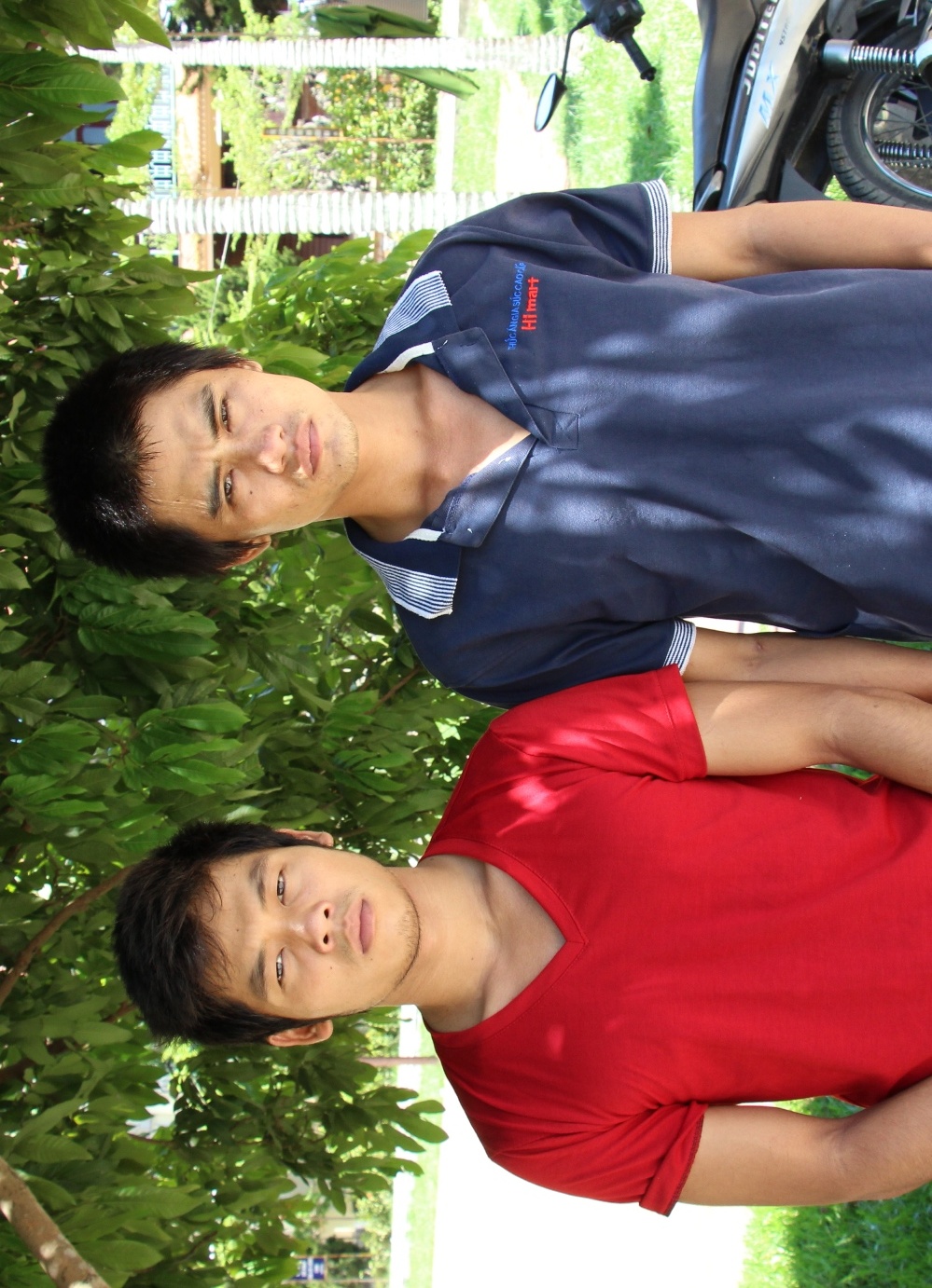 Hai nghi can Nhạc (áo đỏ) và Trung tại cơ quan điều tra. Ảnh: Đ. Thắng.